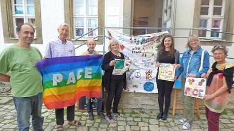 Bei der Aktion "Malen für den Frieden" (v. l.): Hans Ringler, Joachim Schneider (Pax Christi), Mathias Börner, Susanne Großmann (Pax Christi), Selina Statz, Andrea Statz und Susanne Dufey (alle aus Gößweinstein)  Foto: Thomas Weichert