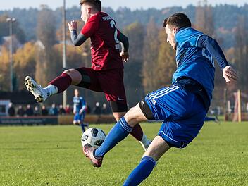 Alexander Mehnert (blaues Trikot) und der SV Weisendorf waren vom SV Buckenhofen nicht zu stoppen.  Foto: Andreas Klupp