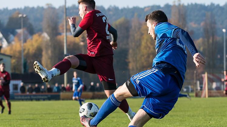 Alexander Mehnert (blaues Trikot) und der SV Weisendorf waren vom SV Buckenhofen nicht zu stoppen.  Foto: Andreas Klupp