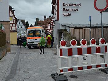 Die Zufahrten zum Marktplatz wurden durch Einsatzfahrzeuge versperrt.  Foto: Bernhard Panzer