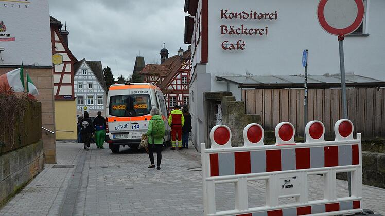 Die Zufahrten zum Marktplatz wurden durch Einsatzfahrzeuge versperrt.  Foto: Bernhard Panzer