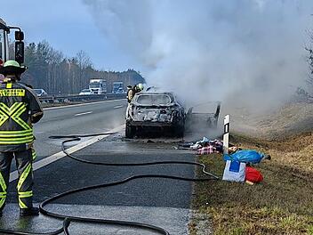 A6 bei Nürnberg: Auto fängt Feuer - und brennt komplett aus