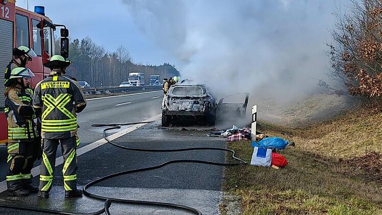 A6 bei Nürnberg: Auto fängt Feuer - und brennt komplett aus