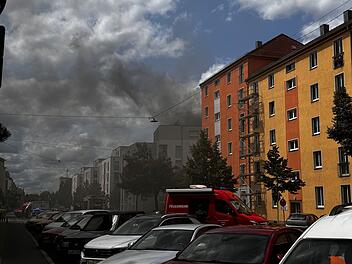 Wohnungsbrand verursacht Rauchwolke &uuml;ber F&uuml;rth: Feuerwehr r&uuml;ckt  mit zwei Drehleitern an