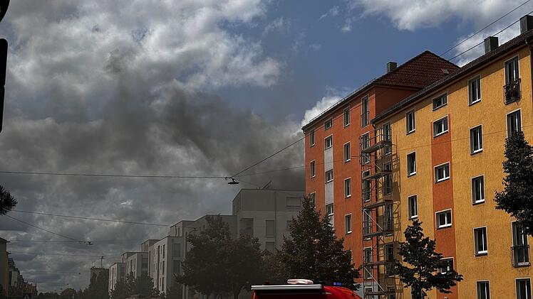 Wohnungsbrand verursacht Rauchwolke &uuml;ber F&uuml;rth: Feuerwehr r&uuml;ckt  mit zwei Drehleitern an