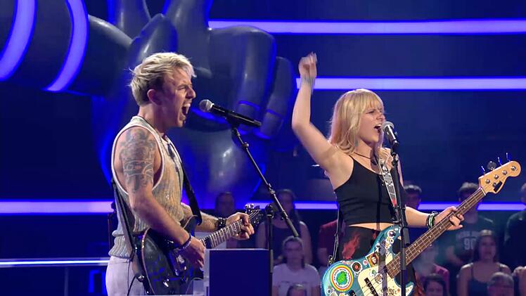 Julia und Andrea sind ein Spitzenteam, doch Rea Garvey hat nur noch Platz für ein Talent: Andrea. Vor Freude nimmt er Julia Huckepack und sie feiern gemeinsam seinen Sieg.