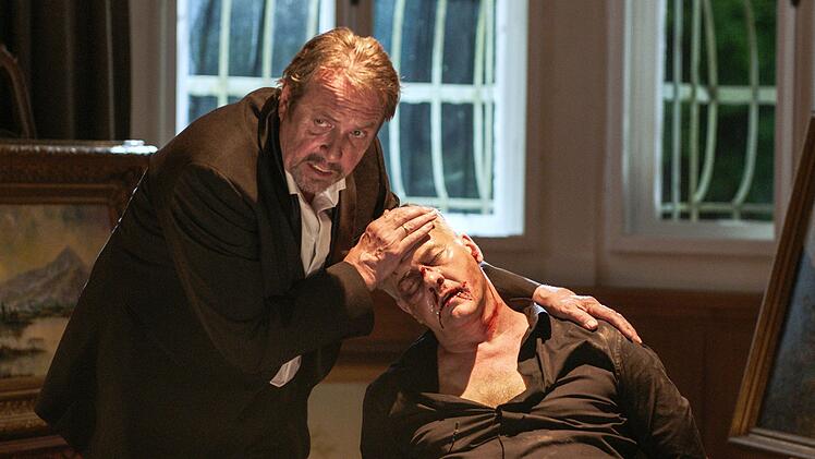 Kriminalhauptkommissar Benedikt Beissl (Andreas Giebel, links) zweifelt an der Unschuld des Kunstexperten Dr. Holger Stalz (Marcus Mittermeier).