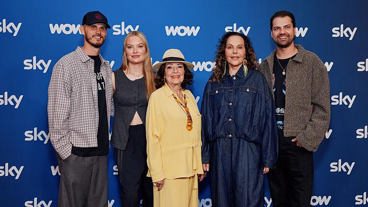 Die Protagonisten von "Diese Ochsenknechts"(v.l.): Nino Sifkovits, Cheyenne Savannah Ochsenknecht, B&auml;rbel Ochsenknecht, Natascha Ochsenknecht und Jimi Blue Ochsenknecht. Der Sender RTL hat die Folgen der f&uuml;nften Staffel aus dem Programm gestrichen.