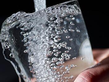 Trinkwasser wird in Michelau günstiger, wenn auch nur um einige Cent. Archivbild: dpa