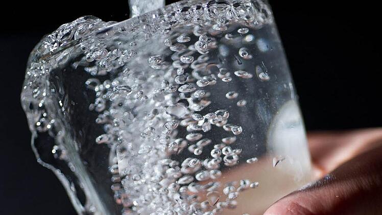 Trinkwasser wird in Michelau günstiger, wenn auch nur um einige Cent. Archivbild: dpa