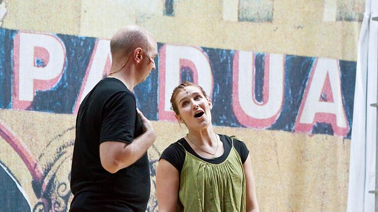 Laura Mann bei der Probenarbeit zu "Kiss Me, Kate" (links: Jan Reimers)Foto: Jochen Berger