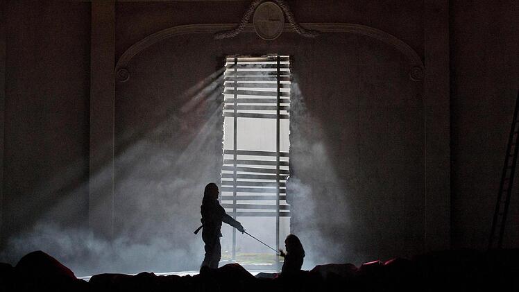 "Don Giovanni"-Ouvertüre in Frankfurt, bebildert mit der Tötung des Komturs Alle Szenenfotos: Monika Rittershaus