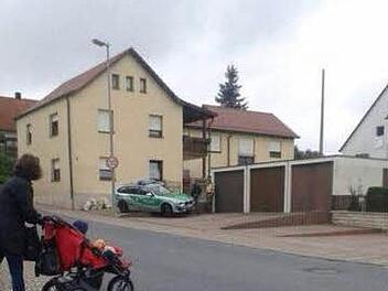 Auf den Palisaden blieb das Polizeiauto hängen. Foto: Sabina Šabanovic