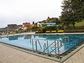 Zankapfel: Nicht einig waren sich die Stadträte, ob sich das Sportbecken im Kunomare in ein Cabrio-Bad umbauen ließe. Dennoch haben sie sich gegen eine Machbarkeitsstudie ausgesprochen, die 41 000 Euro kosten würde. Foto: Gerda Völk