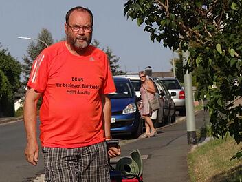 Er läuft wieder: Dietmar Hofmann hat seine dritte Benefizwanderung für die DKMS absolviert. An einer Typisierung kann der Rentner nicht mehr teilnehmen, denn das Alter von 55 Jahren hat der 66-Jährige schon längst überschritten. Fotos: Johanna Eckert