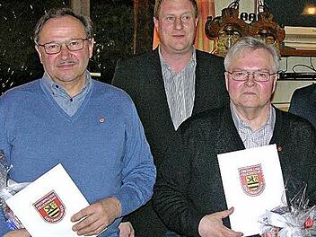 Kommandant Marko Gottschalk, Ehrenmitglied Achim Knauer, Bürgermeister Michael Keilich, Ehrenmitglied Reinhard Dötschel und Vorsitzender Michael Knauer (von links) nach der Übergabe der Urkunden  Foto: Oelzner