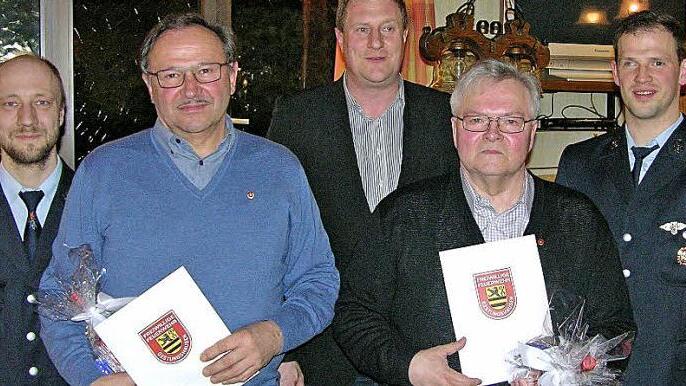 Kommandant Marko Gottschalk, Ehrenmitglied Achim Knauer, Bürgermeister Michael Keilich, Ehrenmitglied Reinhard Dötschel und Vorsitzender Michael Knauer (von links) nach der Übergabe der Urkunden  Foto: Oelzner