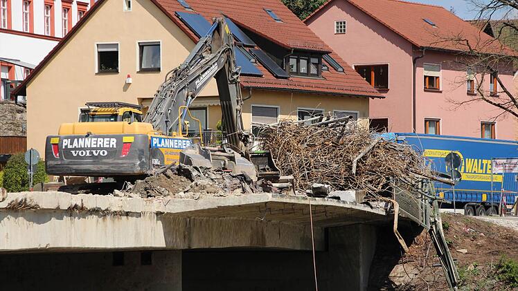 Die Höchstadter Aischbrücke wird Stück für Stück abgetragen. Foto: Andreas Dorsch