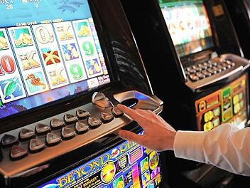 Die Spielsucht ließ einen Minijobbler immer wieder straffällig werden. Nun muss er für zwei Jahre ins Gefängnis.  Foto: Angelika Warmuth, dpa/lno-Archiv