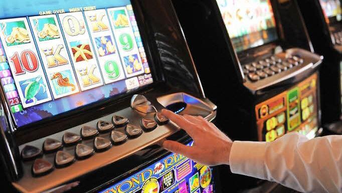 Die Spielsucht ließ einen Minijobbler immer wieder straffällig werden. Nun muss er für zwei Jahre ins Gefängnis.  Foto: Angelika Warmuth, dpa/lno-Archiv