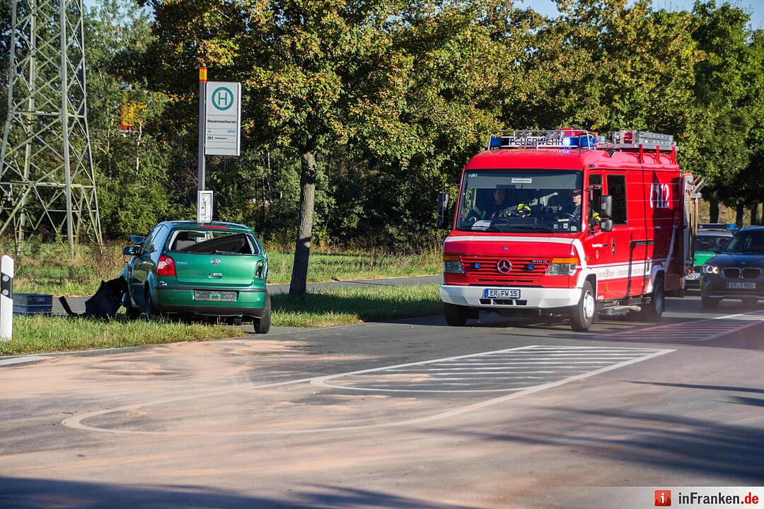 Transporter kollidiert mit Kleinwagen und kracht in Bushaltestelle