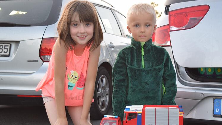 Einen großen Kinderbagger und zwei Playmobilfahrzeuge: Leonie (7) und Linus (5) sind mit der Ausbeute zufrieden. Foto: Daniela Pondelicek