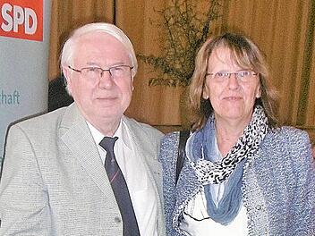 Die Landtagsabgeordnete Kathi Petersen (rechts) war Gast bei der Delegiertenversammlung der SPD-Arbeitsgemeinschaft 60plus Unterfranken, links im Bild der Vorsitzende Peter Dlugosch. Foto: Werner Thein