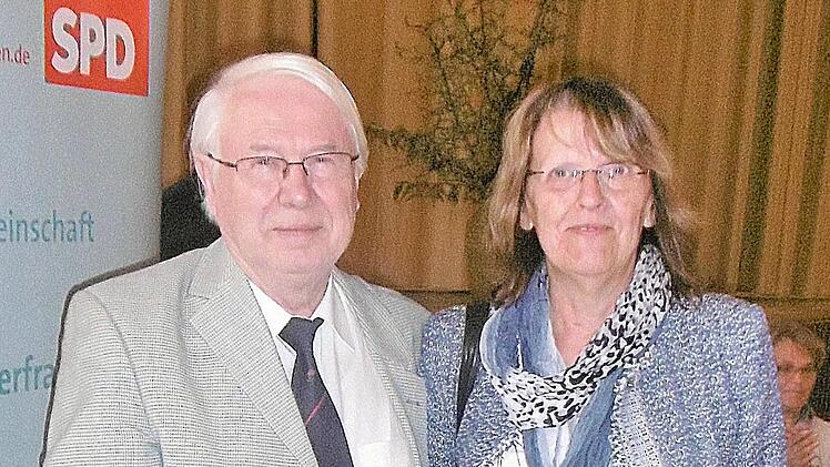 Die Landtagsabgeordnete Kathi Petersen (rechts) war Gast bei der Delegiertenversammlung der SPD-Arbeitsgemeinschaft 60plus Unterfranken, links im Bild der Vorsitzende Peter Dlugosch. Foto: Werner Thein