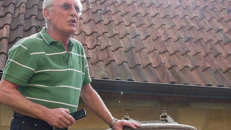 Günter Langguth rätselt: Stammt das Loch unten in der großen  alten Glocke wirklich von einer Kugel aus einer amerikanischen Waffe?