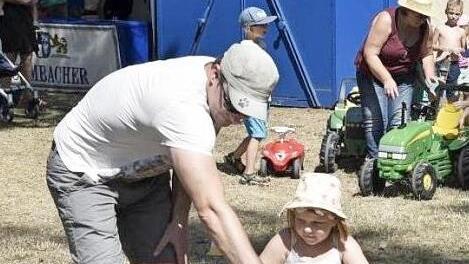Vater und Tochter beim Traktorrennen
