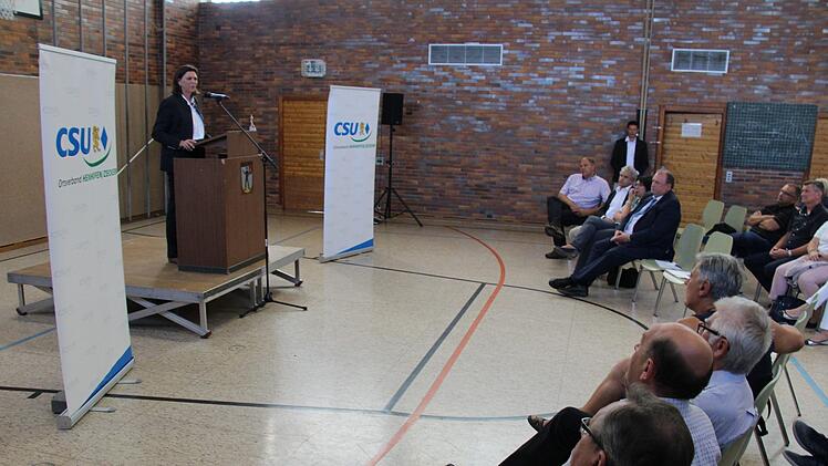 Ilse Aigner, bayerische Bau- und Verkehrsministerin, besuchte gestern eine CSU-Wahlkampfveranstaltung in Hemhofen und stellte ihre Konzepte gegen Wohnungsknappheit in Bayern vor. Foto: Christian Bauriedel