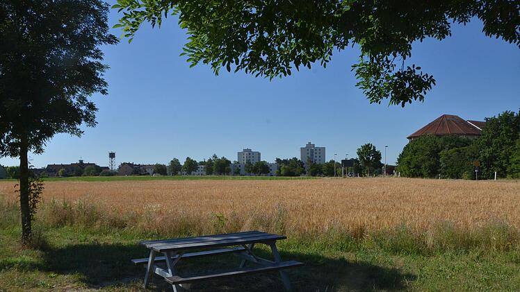 In der Nähe der Fachklinik (rechts) entsteht das neue Wohngebiet "In der Reuth".  Fotos: Bernhard Panzer