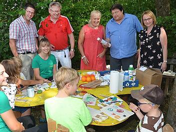 Sie bestaunen die Bastelrunde der "Naturstrolche": von links Vorsitzender Andreas Schorn, Bürgermeister Hans Pietz, Anita Swiduruk (Marktgemeinderätin und Jugendbeauftragte), Zweiter Bürgermeister Wolfgang Förtsch, Manja Bauer (Kassiererin).  Foto: K.- H. Hofmann