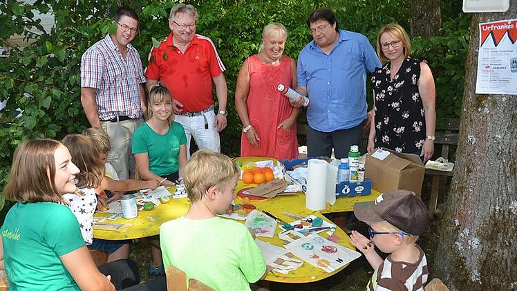 Sie bestaunen die Bastelrunde der "Naturstrolche": von links Vorsitzender Andreas Schorn, Bürgermeister Hans Pietz, Anita Swiduruk (Marktgemeinderätin und Jugendbeauftragte), Zweiter Bürgermeister Wolfgang Förtsch, Manja Bauer (Kassiererin).  Foto: K.- H. Hofmann