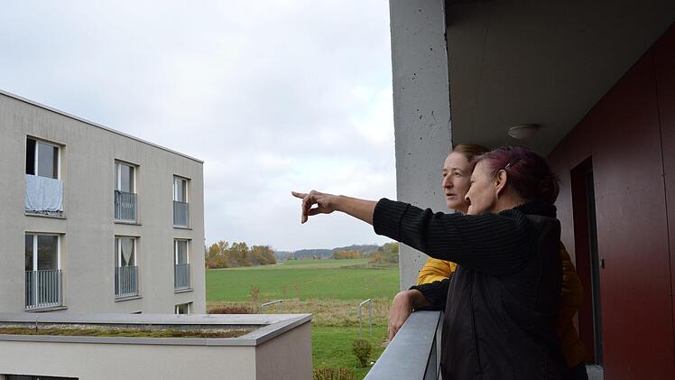 Hilde Meier (Name geändert) im Gespräch mit Sozialarbeiterin Antje Kahnt (links). Meier ist seit 2011 obdachlos gemeldet und lebt in der Unterkunft im Eggolsheimer Weg. "Da muss ich durch, momentan kann ich mir keine andere Wohnung leisten." Foto: Ronald Heck