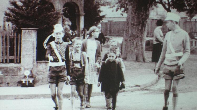 Schülerlotsen in Uniform geleiten ihre jüngeren Mitschüler über die Kissinger Straße. Das Foto entstand in den 60er Jahren.  Repro Ehling Archiv Stadtbibliothek,