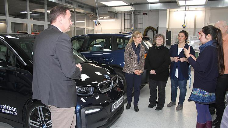 Vom Fuhrpark der Kulmbacher Schule mit den neuesten Markenautos und mit modernen Hebebühnen waren die Italiener höchst beeindruckt. "Un sogno" - ein Traum sagte die Schulleiterin aus Italien. Foto: Sonny Adam