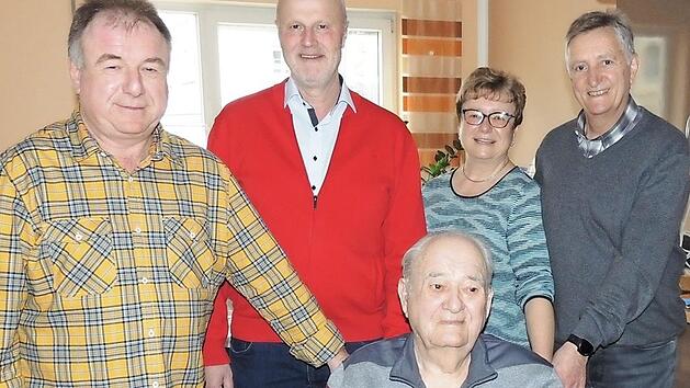 Neben Sohn Klaus (l.), Tochter Helga und Schwiegersohn Otto (r.) gratulierte auch Höchstadts Bürgermeister Gerald Brehm dem Jubilar Ludwig Rost zum 90. Geburtstag. Foto: Dieter Gropp