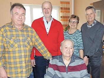 Neben Sohn Klaus (l.), Tochter Helga und Schwiegersohn Otto (r.) gratulierte auch H&ouml;chstadts B&uuml;rgermeister Gerald Brehm dem Jubilar Ludwig Rost zum 90. Geburtstag. Foto: Dieter Gropp
