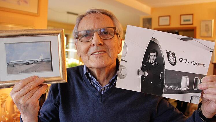 Herbert Mengesdorf zeigt Fotos von sich als jungem Mitglied der bundesdeutschen Flugbereitschaft. Fuchs