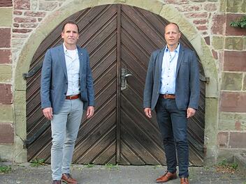 Sie wollen für die weitere, gute Zusammenarbeit in der Verwaltungsgemeinschaft Elfershausen-Fuchsstadt sorgen: Vorsitzender René Gerner (links) und sein Stellvertreter Johannes Krumm (rechts).                  Foto: Winfried Ehling