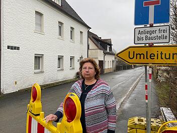 Wenn im Frühjahr die Baustelle vor ihre Tür wandert, sorgt sich Antonina Haas um ihr Haus (das weiße Gebäude links). Foto: Jürgen Gärtner