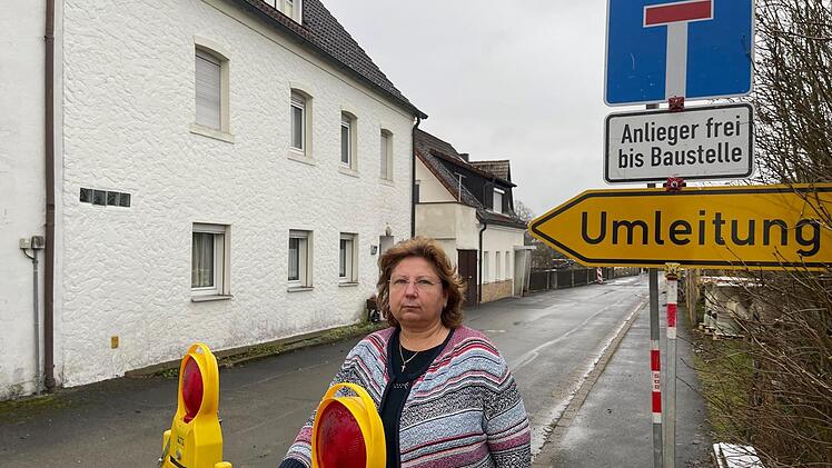Wenn im Frühjahr die Baustelle vor ihre Tür wandert, sorgt sich Antonina Haas um ihr Haus (das weiße Gebäude links). Foto: Jürgen Gärtner
