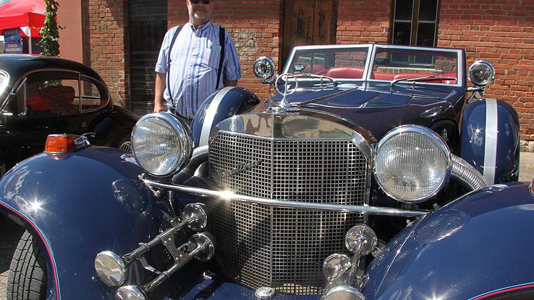 J&uuml;rgen Zetzmann pr&auml;sentiert ein echtes Star-Auto: einen Excalibur. Er hat es aus den USA gekauft. Foto: Sonny Adam