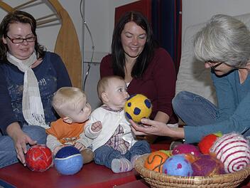Jana Münch (Mitte) und Ivonne Falk (links) achten auf eine gute Entwicklung und frühe Förderung ihrer Kinder, auch hinsichtlich der Sprache. Je früher Probleme erkannt werden, desto leichter lassen sich sich lösen. Sprachberaterin Ilona Krebs von der Arbeiterwohlfahrt testet spielerisch die Reaktionen und das Auffassungsvermögen von Josefina und Laurenz. Fotos: Dagmar Besand