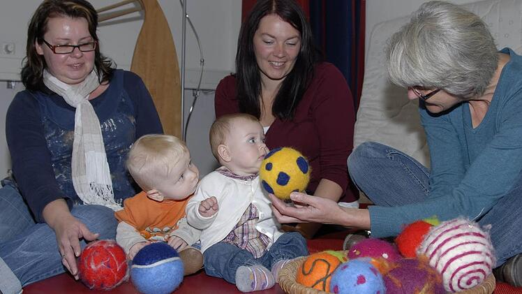 Jana Münch (Mitte) und Ivonne Falk (links) achten auf eine gute Entwicklung und frühe Förderung ihrer Kinder, auch hinsichtlich der Sprache. Je früher Probleme erkannt werden, desto leichter lassen sich sich lösen. Sprachberaterin Ilona Krebs von der Arbeiterwohlfahrt testet spielerisch die Reaktionen und das Auffassungsvermögen von Josefina und Laurenz. Fotos: Dagmar Besand