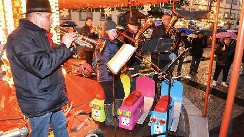Die Don Bosco-Musikanten  standen  trocken unter dem  Karussell-Dach.