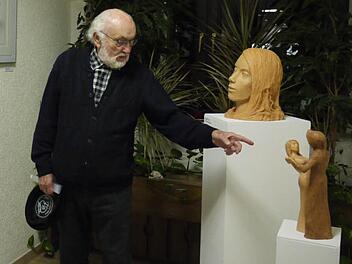 Der Fotokünstler Hellmut Baensch erläutert die Keramiken seiner Schülerin Hanna Scheuermeyer. Foto: Pauline Lindner