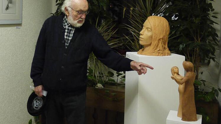 Der Fotokünstler Hellmut Baensch erläutert die Keramiken seiner Schülerin Hanna Scheuermeyer. Foto: Pauline Lindner