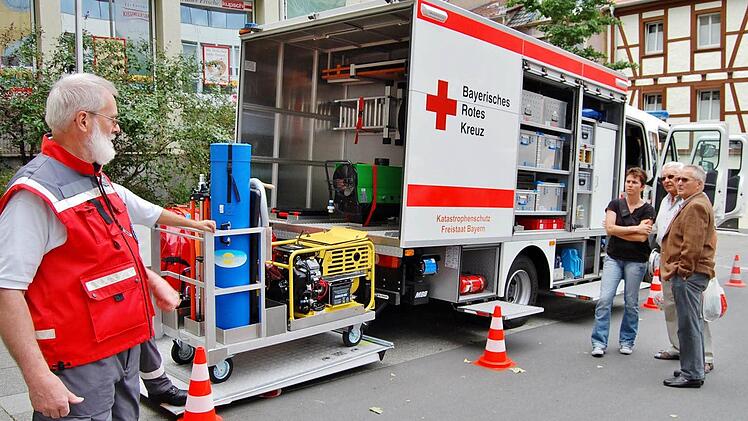 In der Bad Kissinger Fußgängerzone präsentierte die Rotkreuz--Bereitschaft einige Fahrzeuge ihres Fuhrparks.